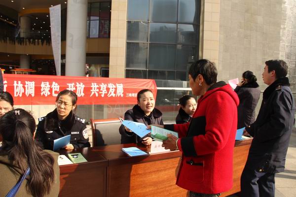 发放宣传资料.jpg 发放宣传资料.jpg