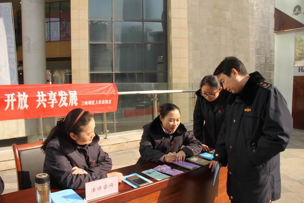 法官现场解答问题2.jpg 法官现场解答问题2.jpg